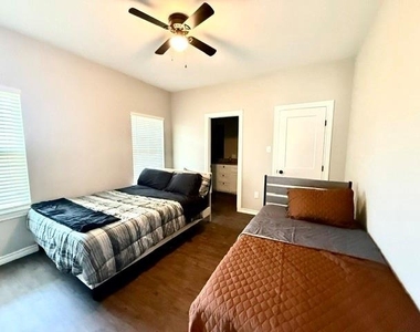 7808 Freedom Crest Avenue - Photo Thumbnail 8