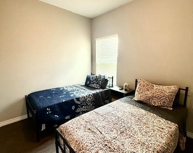 7808 Freedom Crest Avenue - Photo Thumbnail 16