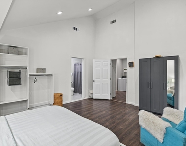 223 W 8th Street - Photo Thumbnail 20