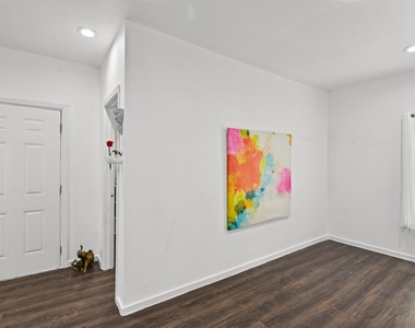 223 W 8th Street - Photo Thumbnail 5