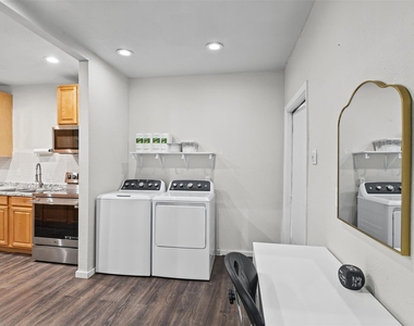 223 W 8th Street - Photo Thumbnail 16