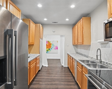 223 W 8th Street - Photo Thumbnail 13