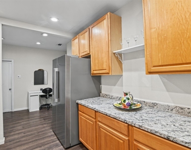 223 W 8th Street - Photo Thumbnail 14