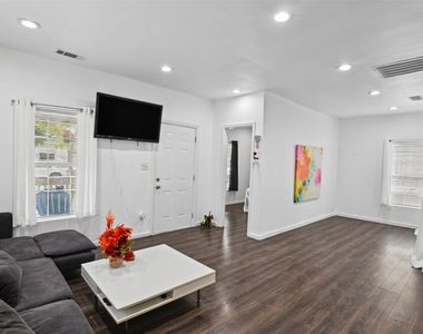 223 W 8th Street - Photo Thumbnail 3