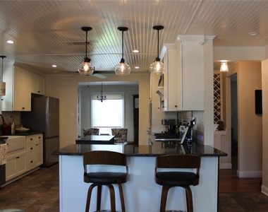 420 E Franklin Street - Photo Thumbnail 4