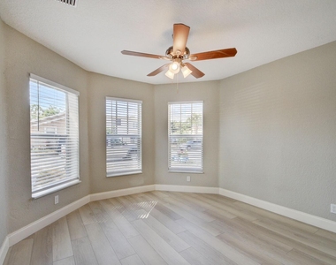 1043 22nd Street - Photo Thumbnail 3