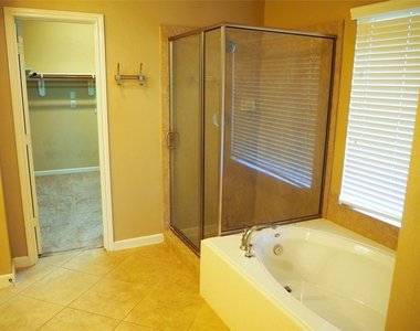 28607 Green Hedge Drive - Photo Thumbnail 14