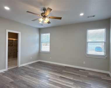 1913 Pin Oak Trail - Photo Thumbnail 12