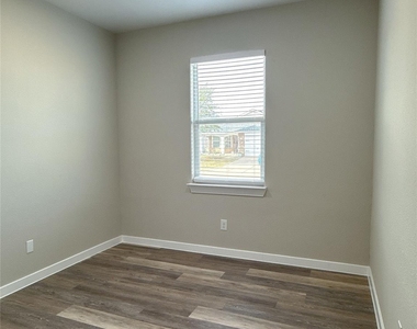 1913 Pin Oak Trail - Photo Thumbnail 10