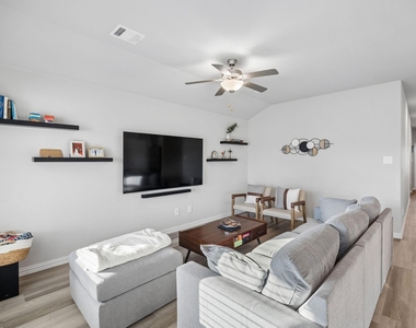 2255 Cliff Springs Drive - Photo Thumbnail 6