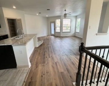 2660 Venice Drive - Photo Thumbnail 3