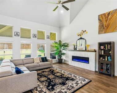1212 Sapphire Lane - Photo Thumbnail 6
