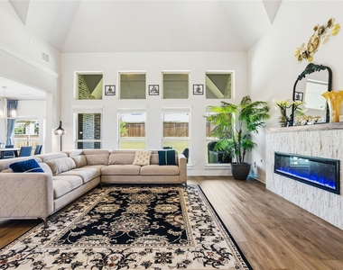 1212 Sapphire Lane - Photo Thumbnail 5