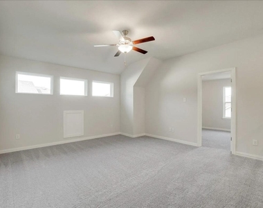 1127 Rusk Way - Photo Thumbnail 11