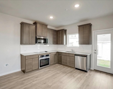1127 Rusk Way - Photo Thumbnail 3