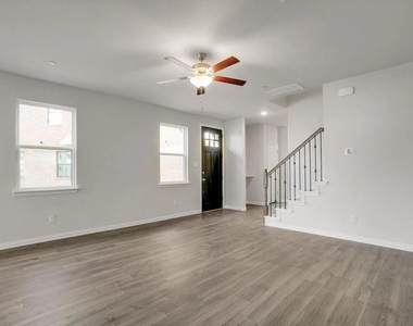 1127 Rusk Way - Photo Thumbnail 2