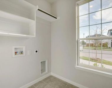 1127 Rusk Way - Photo Thumbnail 5