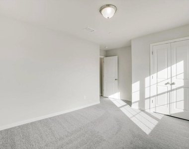 1127 Rusk Way - Photo Thumbnail 15