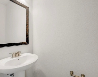 1127 Rusk Way - Photo Thumbnail 8