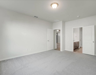 1127 Rusk Way - Photo Thumbnail 6