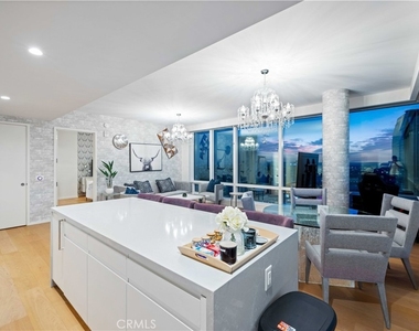 877 Francisco St - Photo Thumbnail 11