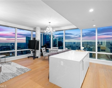 877 Francisco St - Photo Thumbnail 9