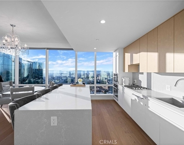 877 Francisco St - Photo Thumbnail 7