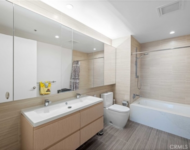 877 Francisco St - Photo Thumbnail 15