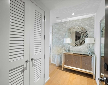 877 Francisco St - Photo Thumbnail 20