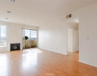 19350 Sherman Way - Photo Thumbnail 4