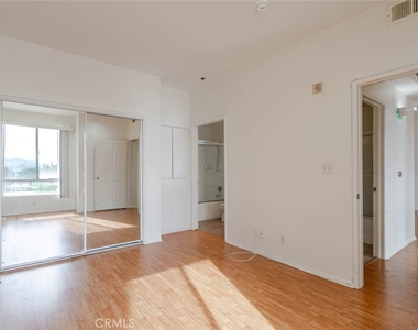 19350 Sherman Way - Photo Thumbnail 12