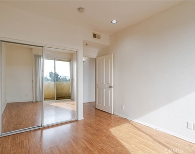 19350 Sherman Way - Photo Thumbnail 9