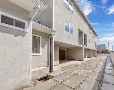 12000 Runnymede St - Photo Thumbnail 3
