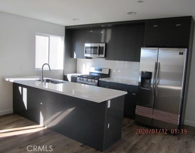 14124 Sylvan Street - Photo Thumbnail 12