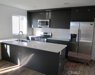 14124 Sylvan Street - Photo Thumbnail 7
