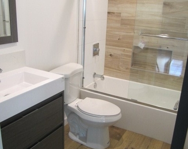 14124 Sylvan Street - Photo Thumbnail 5