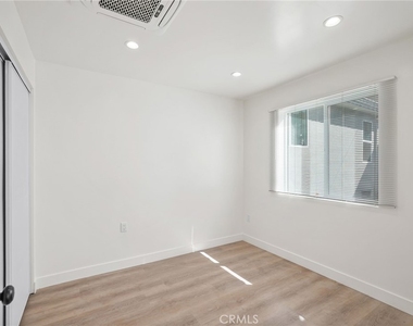 5842 Lexington Avenue - Photo Thumbnail 7