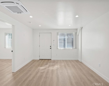 5842 Lexington Avenue - Photo Thumbnail 5