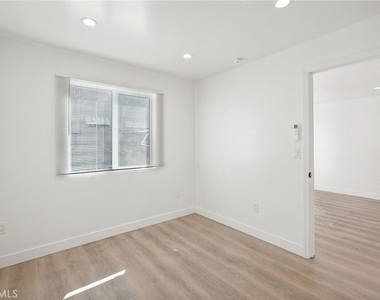 5842 Lexington Avenue - Photo Thumbnail 8