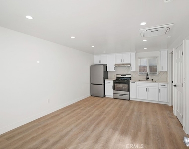 5842 Lexington Avenue - Photo Thumbnail 2