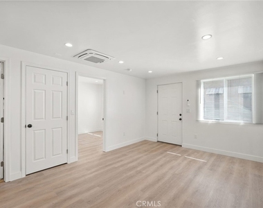 5842 Lexington Avenue - Photo Thumbnail 6