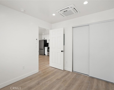 5842 Lexington Avenue - Photo Thumbnail 9