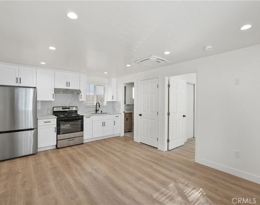 5842 Lexington Avenue - Photo Thumbnail 3