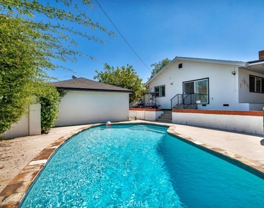 6954 Woodlake Avenue - Photo Thumbnail 38