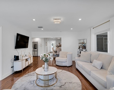 6954 Woodlake Avenue - Photo Thumbnail 5