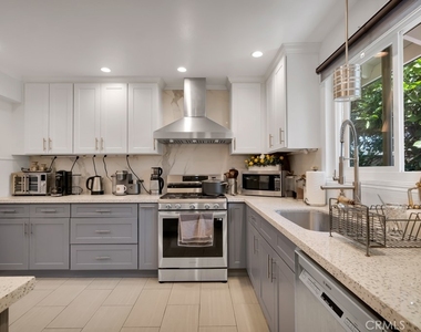 6954 Woodlake Avenue - Photo Thumbnail 8