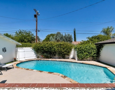6954 Woodlake Avenue - Photo Thumbnail 36