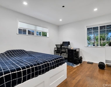 6954 Woodlake Avenue - Photo Thumbnail 23