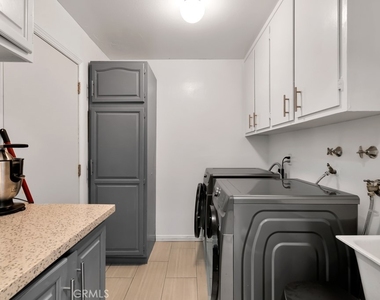 6954 Woodlake Avenue - Photo Thumbnail 27