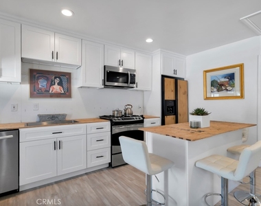 6954 Woodlake Avenue - Photo Thumbnail 30